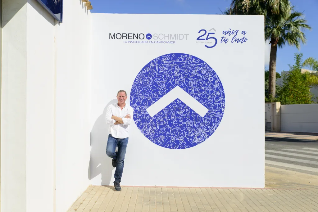 Matthias con el logo de Moreno Schmidt de fondo